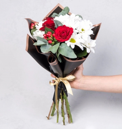 viabonte-red roses for a blue lady Çiçeği & Ürünü Beyaz Papatyalar ve Kırmızı Güller Çiçek Buketi 