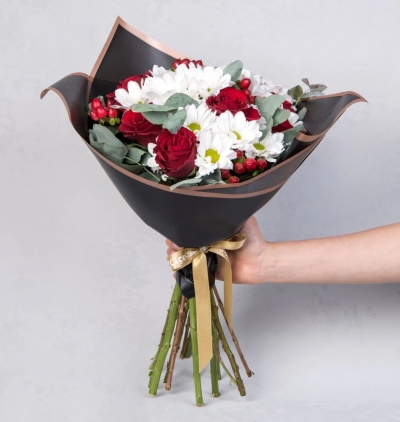 viabonte-heart rhythm Çiçeği & Ürünü Aşkın Simgesi Kırmızı Güller ve Beyaz Papatyalar Çiçek Buketi 