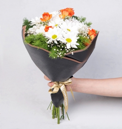 gecenin en güzeline Çiçeği & Ürünü Beyaz Papatyalar ve Turuncu Güller Çiçek Buketi 