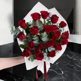  Beyaz Buket Kağıdında 20'li Kırmızı Gül Buketi